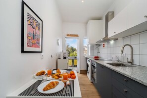 Fridge, microwave, oven, stovetop - Porto Bonfim Retreat — Modern & Comfortable (Porto)