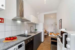 Een koelkast, een microgolfoven, een oven, een kookplaat