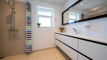 Cottage, 5 Bedrooms, Pets Allowed, Garden Area | Bathroom