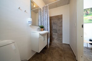 Cottage, 5 Bedrooms, Pets Allowed, Garden Area | Bathroom - Strandfogedhuset (Fjerritslev)