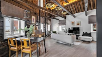 Appartamento Deluxe, vista cortile | Postazione laptop, ferro/asse da stiro, Wi-Fi gratuito