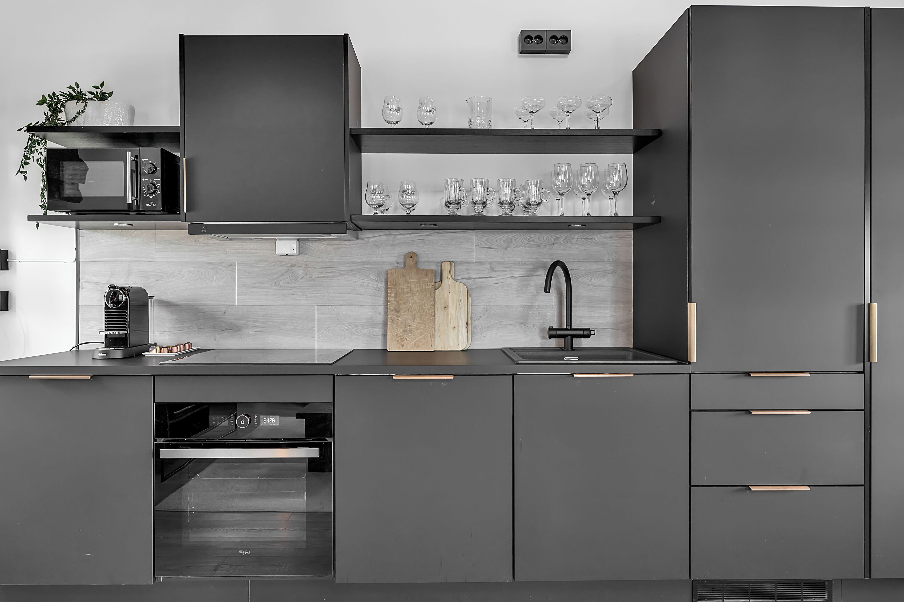 Appartamento Deluxe, vista cortile | Cucina privata | Frigorifero, forno, piano cottura, lavastoviglie