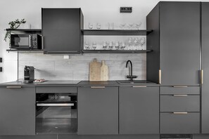 Apartamento Deluxe, vistas al patio | Cocina privada | Frigorífico, horno, placa de cocina y lavavajillas