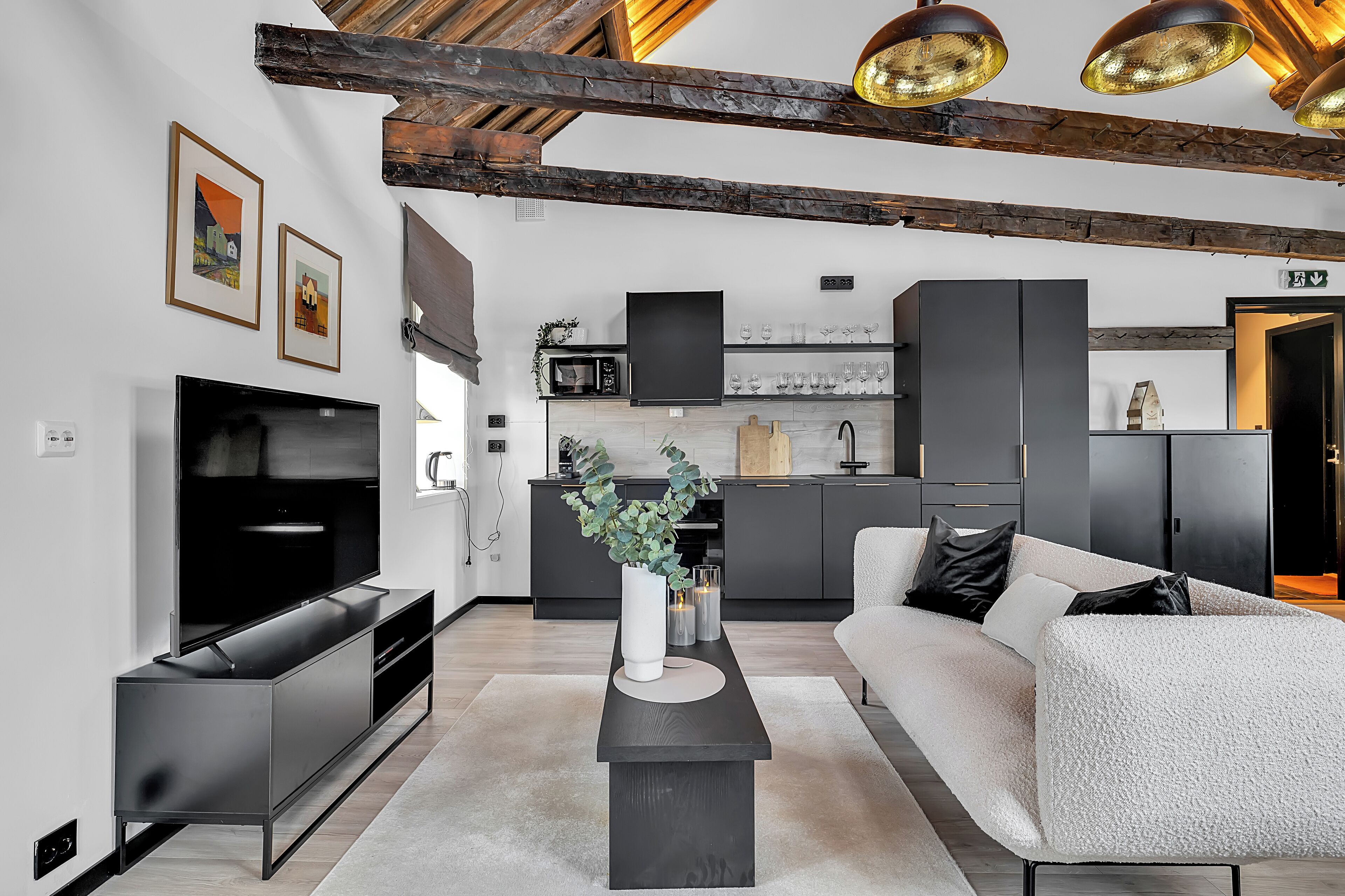 Appartamento Deluxe, vista cortile | Postazione laptop, ferro/asse da stiro, Wi-Fi gratuito