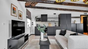 Appartamento Deluxe, vista cortile | Postazione laptop, ferro/asse da stiro, Wi-Fi gratuito