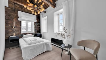 Laptop workspace, iron/ironing board, free WiFi