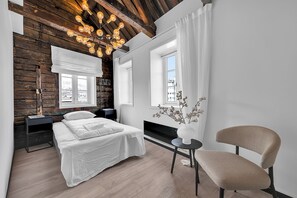 Apartamento Deluxe, vistas al patio | Espacio para trabajar con un portátil y tabla de planchar con plancha