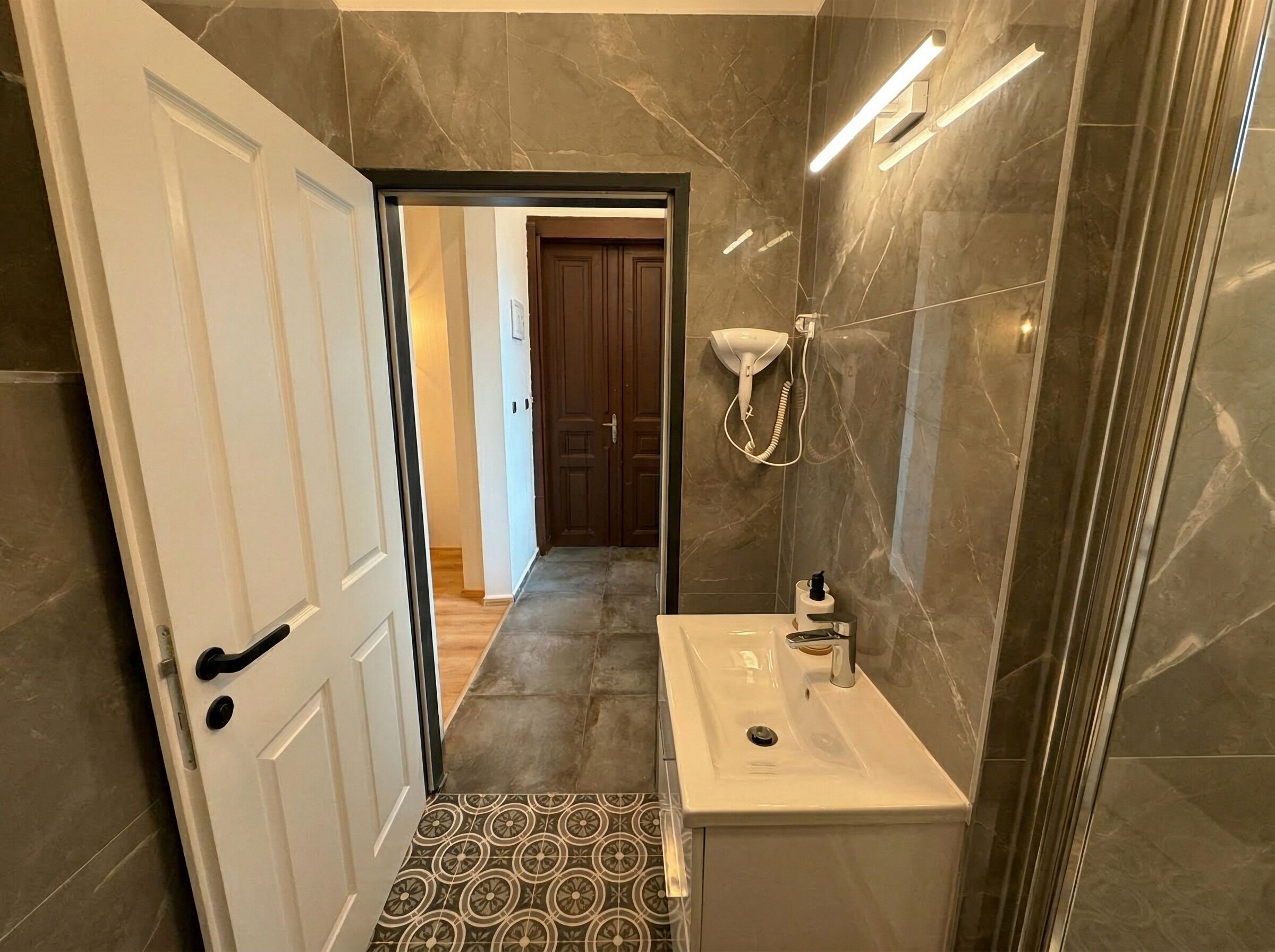 Appartement | Salle de bain | Douche, articles de toilette gratuits, sèche-cheveux
