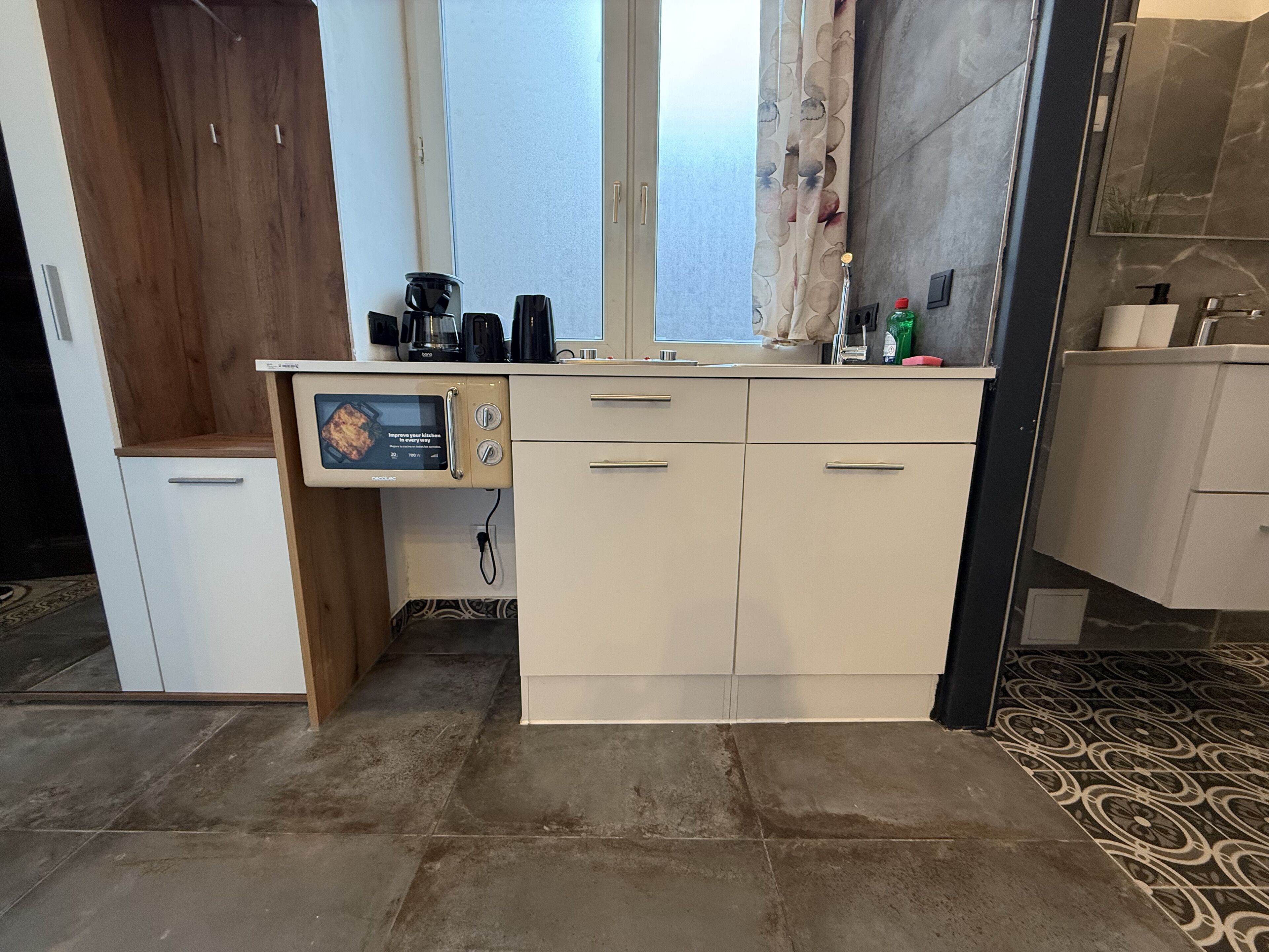 Basic Apartment | Private kitchen | Microwave, stovetop, cookware/dishes/utensils