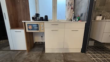 Basic Apartment | Private kitchen | Microwave, stovetop, cookware/dishes/utensils