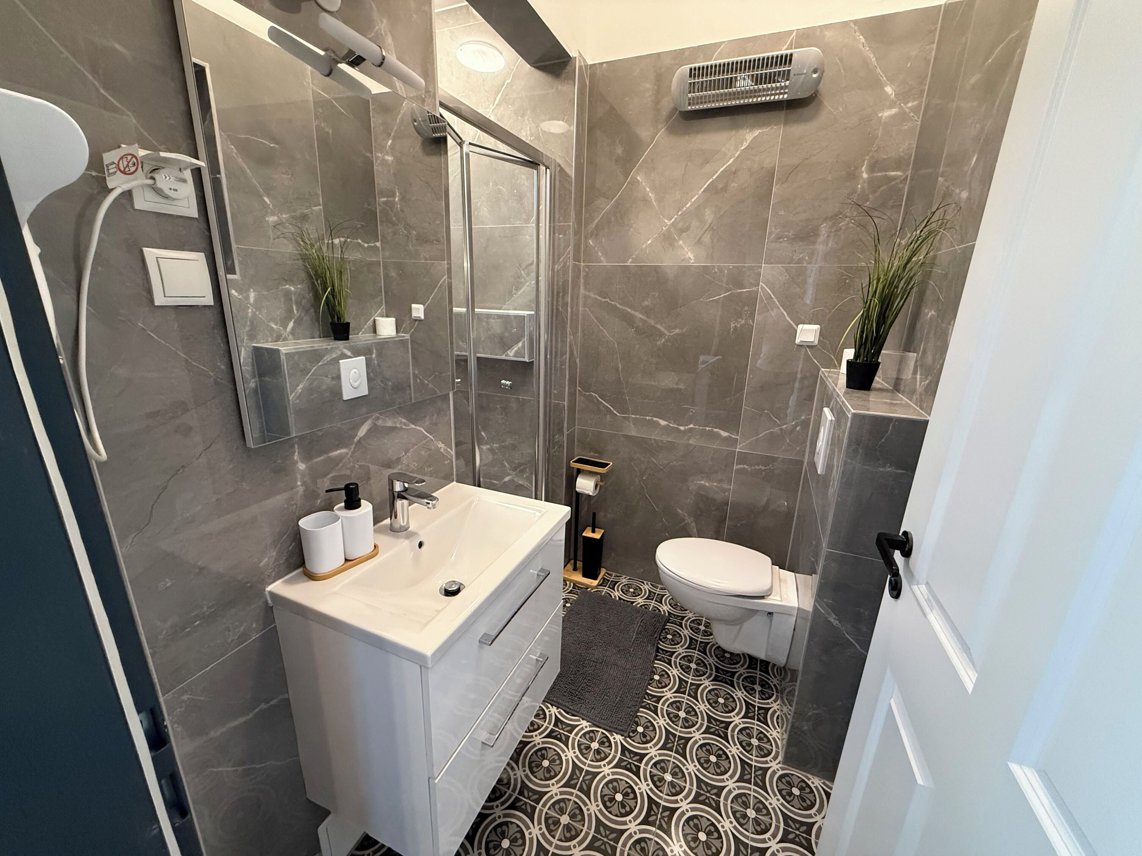 Basic Apartment | Bathroom | Shower, free toiletries, hair dryer, towels