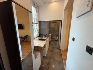 Departamento básico | Cocina privada | Microondas, parrilla de estufa y utensilios de cocina 