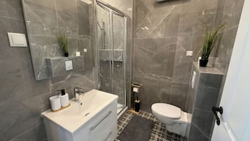 Leilighet – basic | Bad | Dusj, toalettartikler (inkludert), hårføner og håndklær