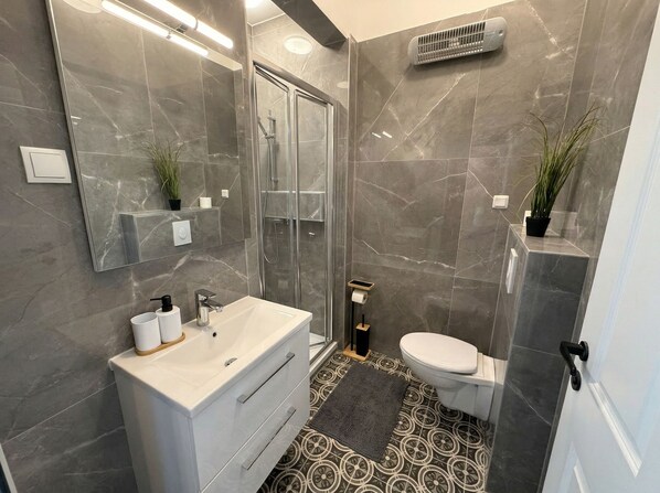 Appartement | Salle de bain | Douche, articles de toilette gratuits, sèche-cheveux