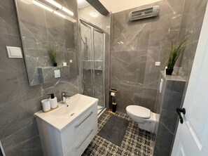 Basic Apartment | Bathroom - Comfortable Apartment Close to Wiener (Vienna)