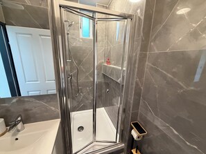 Departamento básico | Baño | Regadera, amenidades de baño gratuitas, secadora de cabello, toallas 