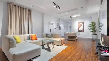 Apartamento económico, balcón, vistas a la ciudad | Zona de estar