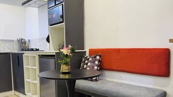 Economy Apartment, Balcony, City View | Bahagian dalam