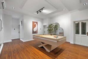 Economy Apartment, Balcony, City View | Bilik permainan