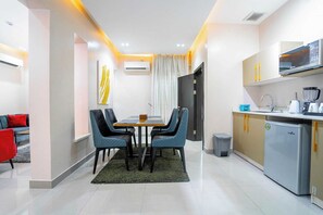 Economy Apartment, Balcony, City View | Tempat makan