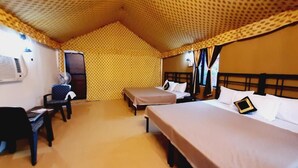 Une chambre avec deux lits, un bureau et une chaise.