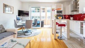 Een modern appartement met een eetgedeelte, keuken en woonruimte.