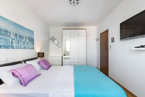 2 bedrooms, iron/ironing board, WiFi, bed sheets - 2-BR,3 AC,  5 min to the beach,10min center , terrace,elevator,garage (Split)