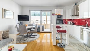 Een modern appartement met een eetgedeelte, keuken en woonkamer.