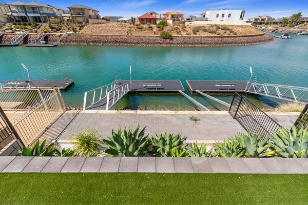 Pontoon access - Children must be supervised by adults.