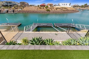 Pontoon access - Children must be supervised by adults. - Gilmore Retreat - Relax, Refresh, Repeat - Wallaroo (Wallaroo)