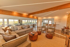 Smart TV, table football, ping pong - Stylish Desert Retreat - Hot Tub, Game Room, Fire Pit, Minutes to JTNP (Twentynine Palms)