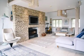 Living area - Stunning 6 Bedroom Riverside Barn Cotswold Mill (Cirencester)