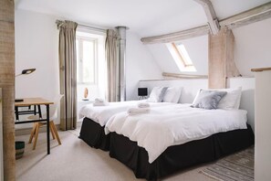 Room - Stunning 6 Bedroom Riverside Barn Cotswold Mill (Cirencester)