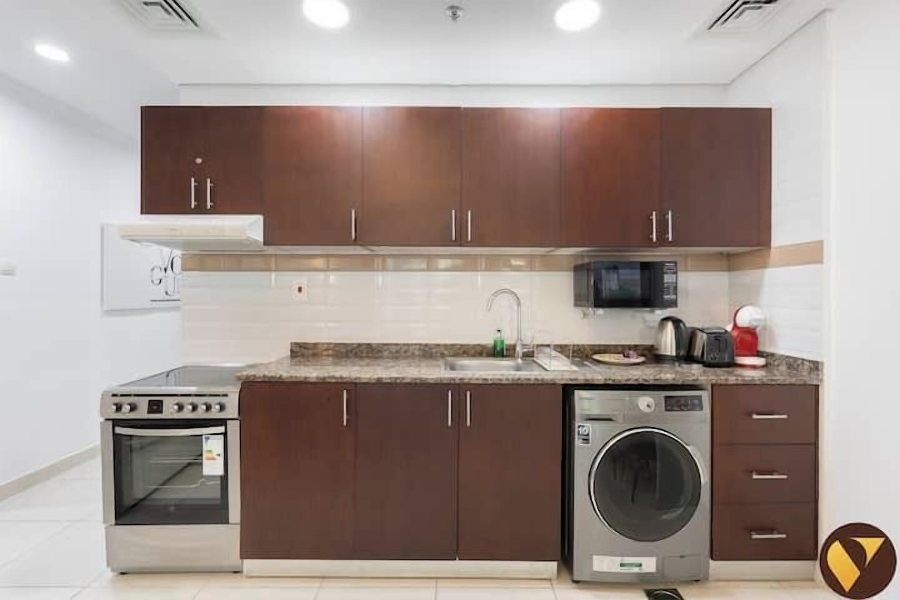 Luxe studio, balkon, uitzicht op de stad | Privékeuken | Een koelkast met diepvriezer, een microgolfoven, een oven, een kookplaat