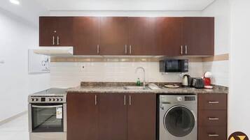 Luxe studio, balkon, uitzicht op de stad | Privékeuken | Een koelkast met diepvriezer, een microgolfoven, een oven, een kookplaat