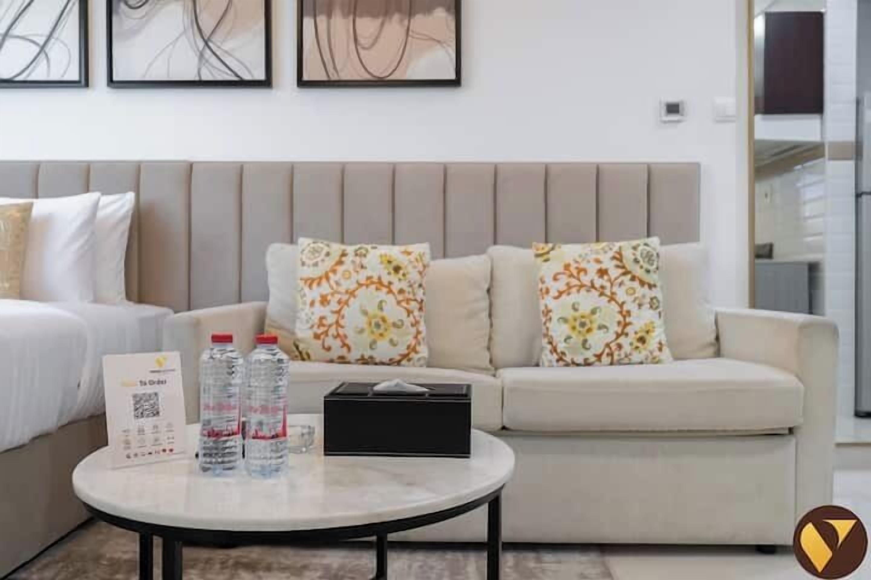 Luxe studio, balkon, uitzicht op de stad | Woonruimte | Een 65-inch smart-tv met kabelzenders