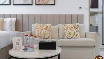 Luxe studio, balkon, uitzicht op de stad | Woonruimte | Een 65-inch smart-tv met kabelzenders