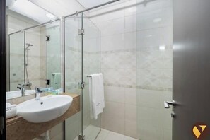 Luxury-Studio, Balkon, Stadtblick | Badezimmer | Dusche, Regendusche, umweltfreundliche Kosmetikartikel, Haartrockner