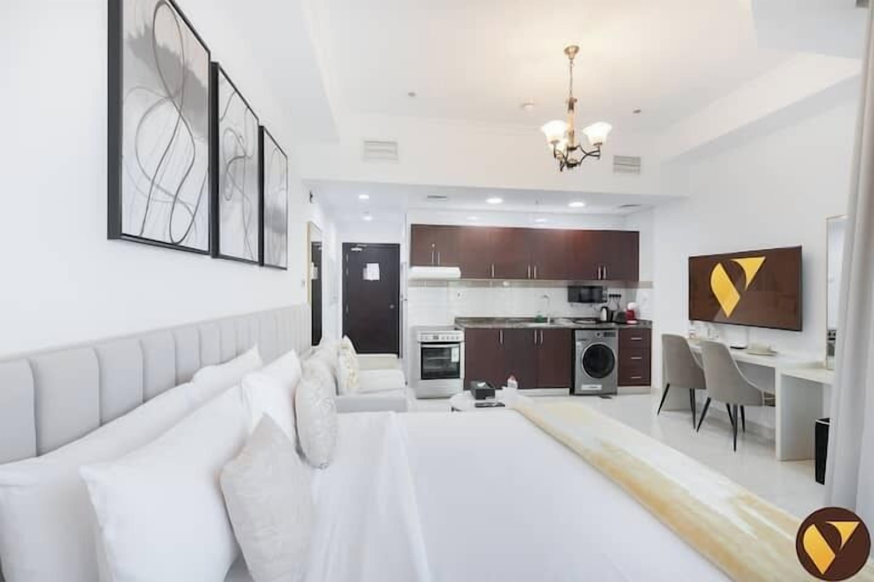 Luksusstudio, parveke, kaupunkinäköala | Kannettavalle tietokoneelle sopiva työtila, silitysrauta/-lauta