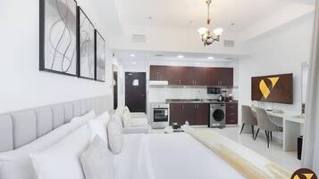 Luksusstudio, parveke, kaupunkinäköala | Kannettavalle tietokoneelle sopiva työtila, silitysrauta/-lauta