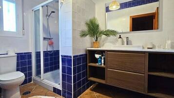 Een douche, handdoeken