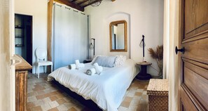 4 bedrooms, iron/ironing board, free WiFi, bed sheets - Recent farmhouse in the heart of Provence, absolute peace and quiet. (Châteaurenard)
