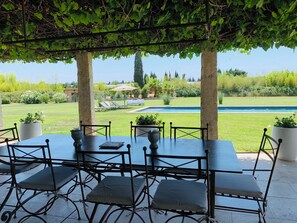 Outdoor dining - Recent farmhouse in the heart of Provence, absolute peace and quiet. (Châteaurenard)