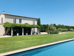 Outdoor pool - Recent farmhouse in the heart of Provence, absolute peace and quiet. (Châteaurenard)