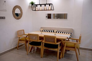 Dining - Spacious and beautiful 3-bedroom apartment in heart of Bengaluru (Bengaluru)