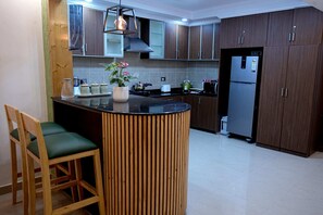 Private kitchen - Spacious and beautiful 3-bedroom apartment in heart of Bengaluru (Bengaluru)