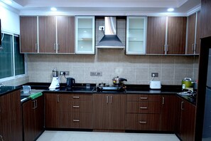 Private kitchen - Spacious and beautiful 3-bedroom apartment in heart of Bengaluru (Bengaluru)