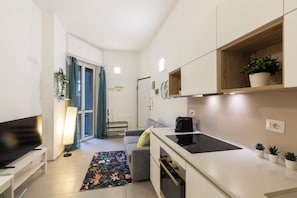 Apartamento estándar, balcón | Zona de estar | Smart TV de 43 pulgadas con canales digitales