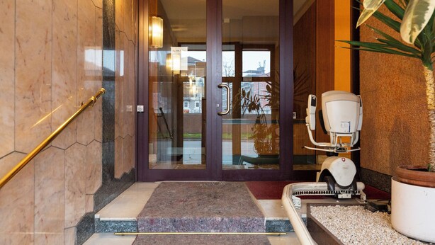 A hotel entrance with a marble staircase, a glass door, and a wheelchair-accessible ramp. - notaMI - Welcome Darsena (Milan)