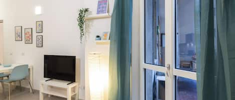 Departamento estándar, balcón | Área de sala de estar